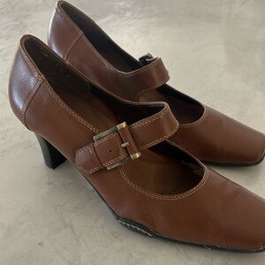 Aerosole brown strap heels
